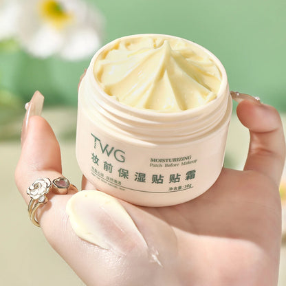 Moisturizing patches and creams before makeup, light and natural, creating a clear and transparent makeup look